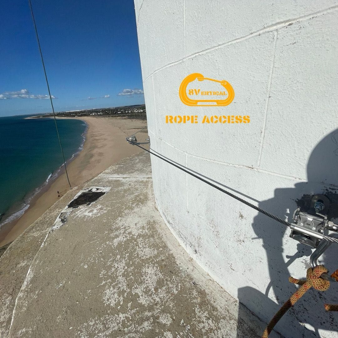 Instalación de línea de vida en lo alto de un faro